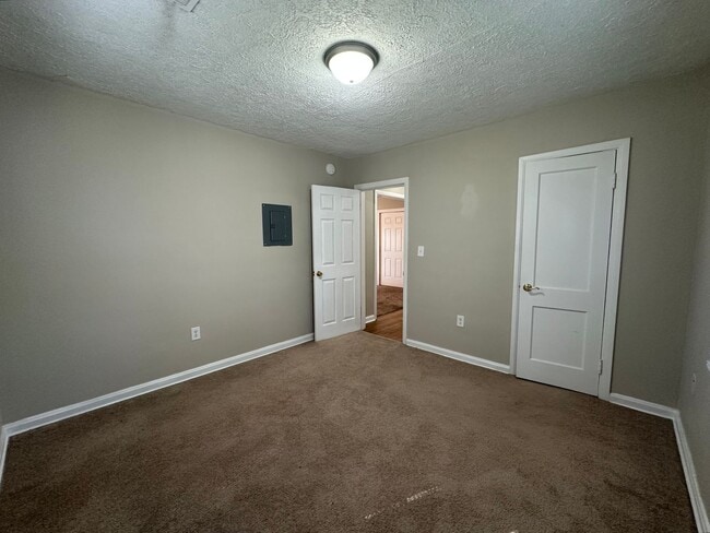 Building Photo - Cute One Level House with Eat-In Kitchen