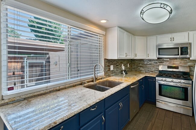 Building Photo - Beautifully Updated 3-Bed Townhome in Carm...