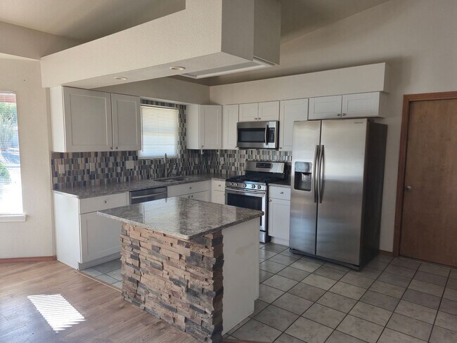 Building Photo - Spacious 3 bed/2 bath home in desired neig...