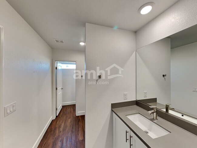 Building Photo - 10465 Beavertail Hill Ave
