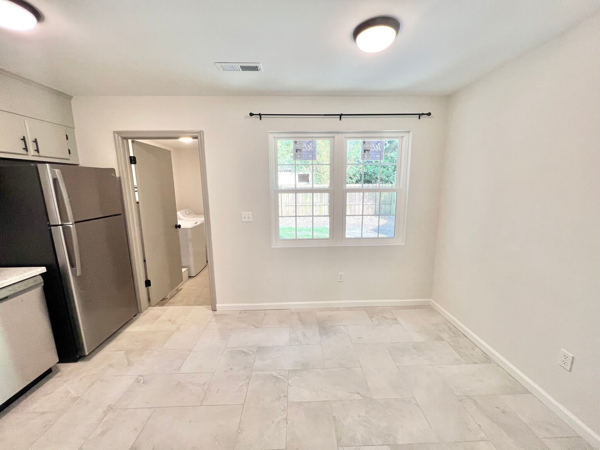 Kitchen / Dining - 266 Fleming Rd