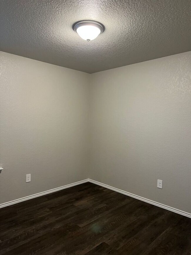 Building Photo - *Valentine's Day Promotion!* Three Bedroom...