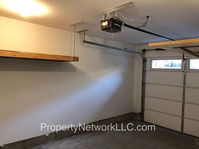 Building Photo - Outstanding Townhouse in Sandy Oregon