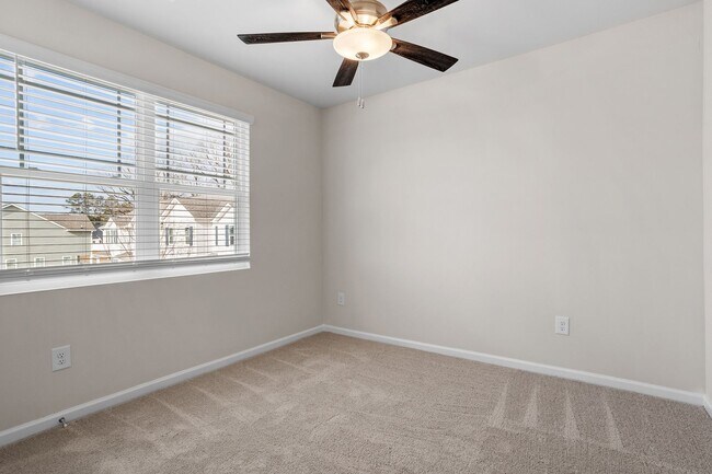 Building Photo - 3 Bd 2.5 Ba Townhome