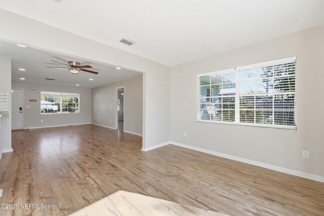 Building Photo - 335 Palos Ct