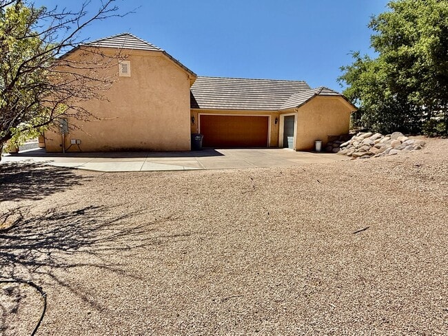 Building Photo - VIEWS in Toquerville Four Bedroom