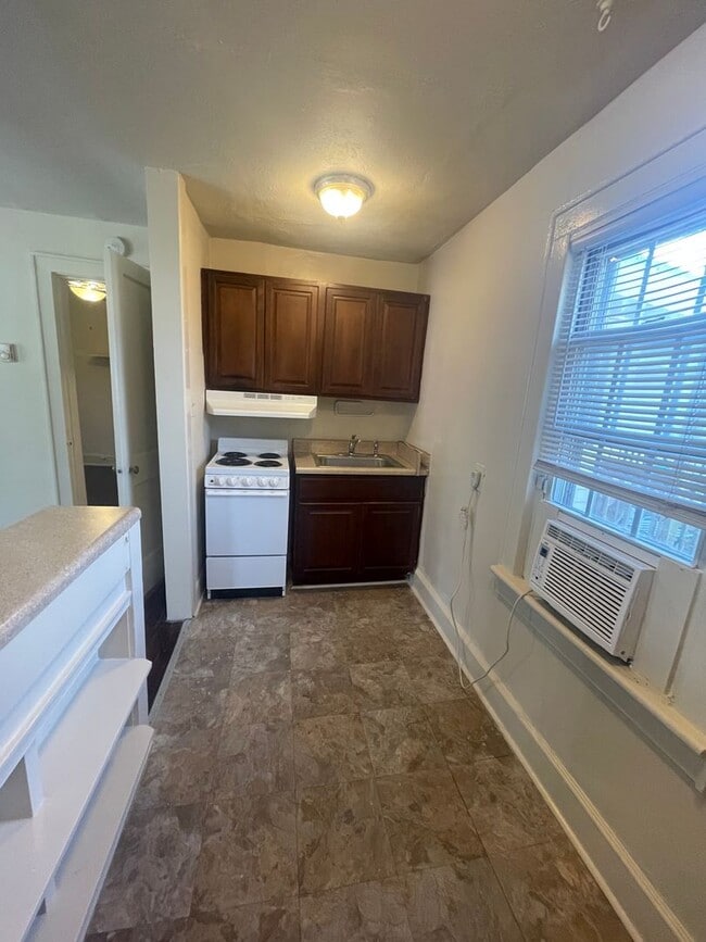 Building Photo - 126 Suffolk Ave