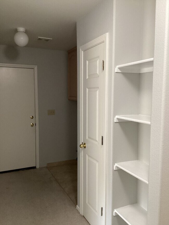 Building Photo - Just listed!