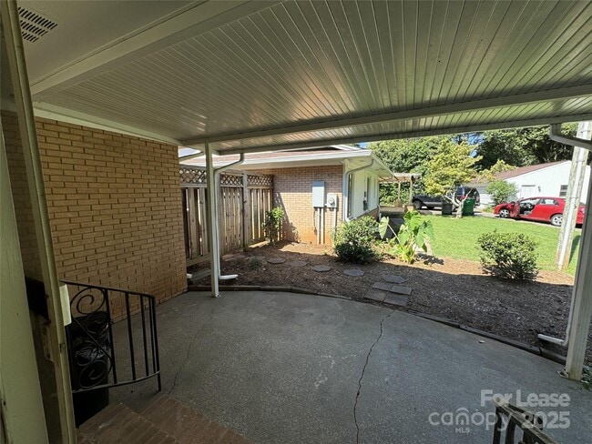 Building Photo - 201 Livingston Dr