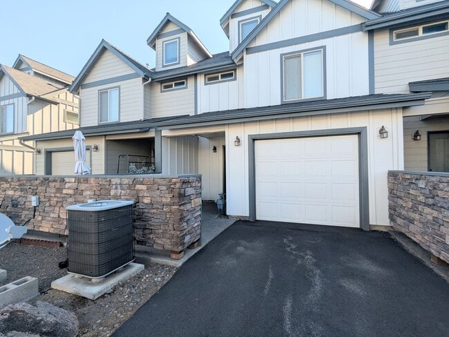 Building Photo - Gorgeous 3x2 townhouse, single-car garage, and two gas fireplaces