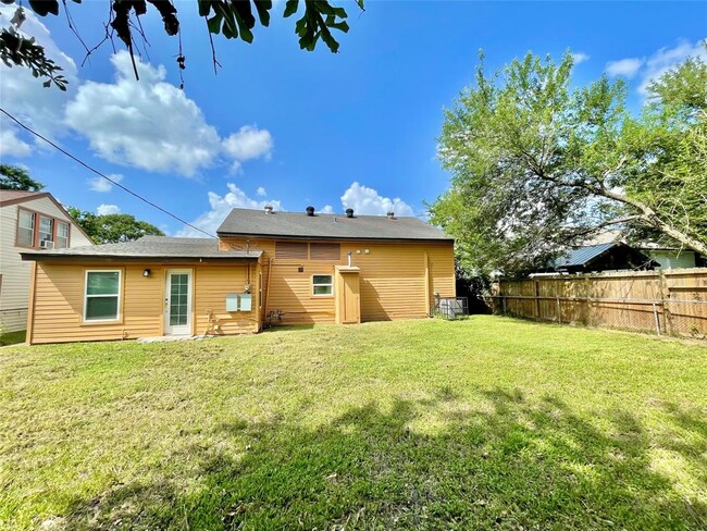 Building Photo - 3830 Cosby St