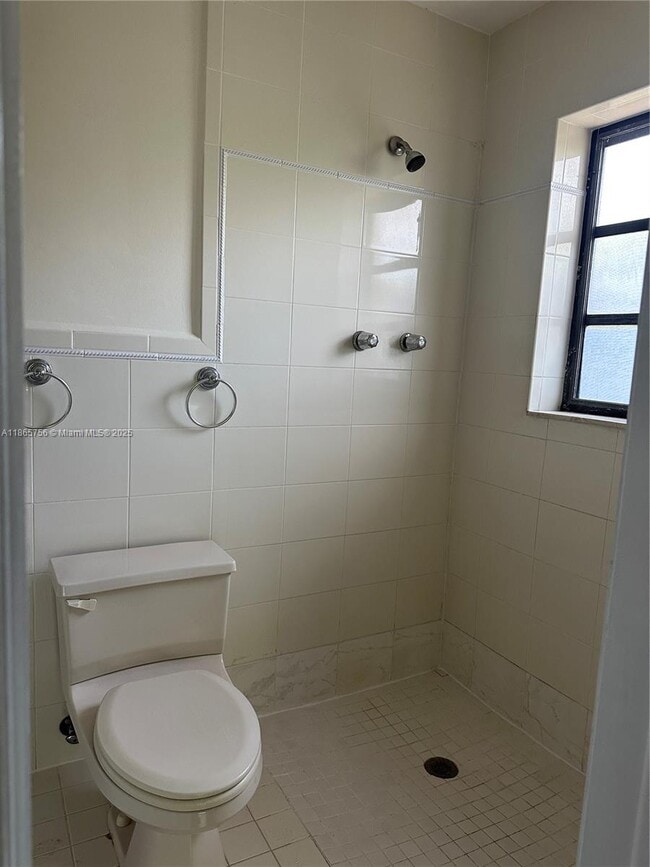 Building Photo - 527 Gerona Ave