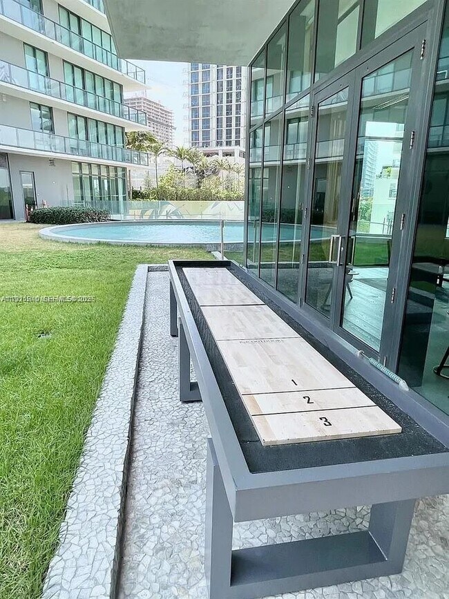 Building Photo - 650 NE 32nd St