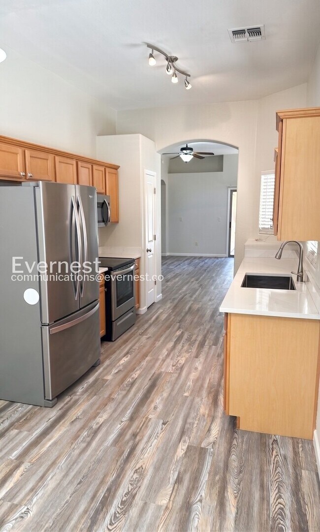 Building Photo - 2 Bed/2 Bath Home with Fenced Yard & Garage / Available Now!
