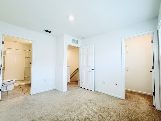 Building Photo - Move-In Ready Townhome with Spacious Layou...
