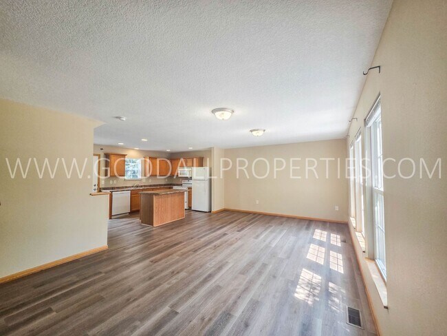 Building Photo - 2-Bedroom, 2.5-Bath Urbandale Townhome with Attached 2-Car Garage
