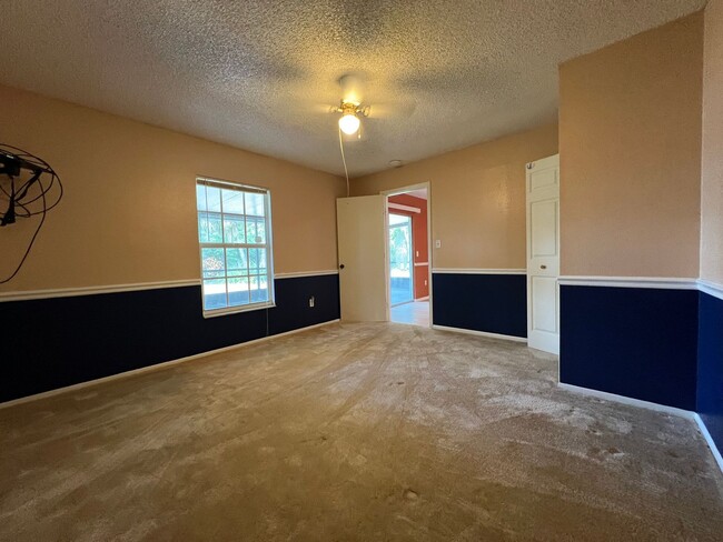 Building Photo - $1,695 ** Annual Lease ** 3 Bedroom / 2 Ba...