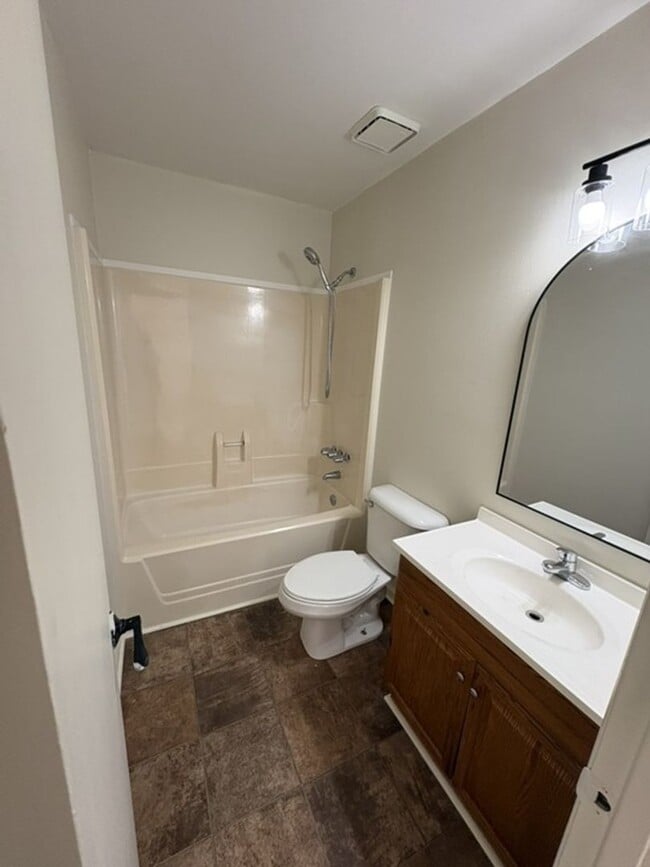 Building Photo - 11 Brookfield Dr