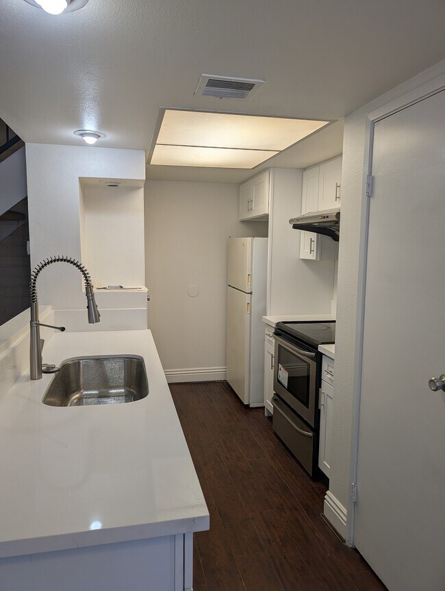 Building Photo - 3037 Knollwood Ave