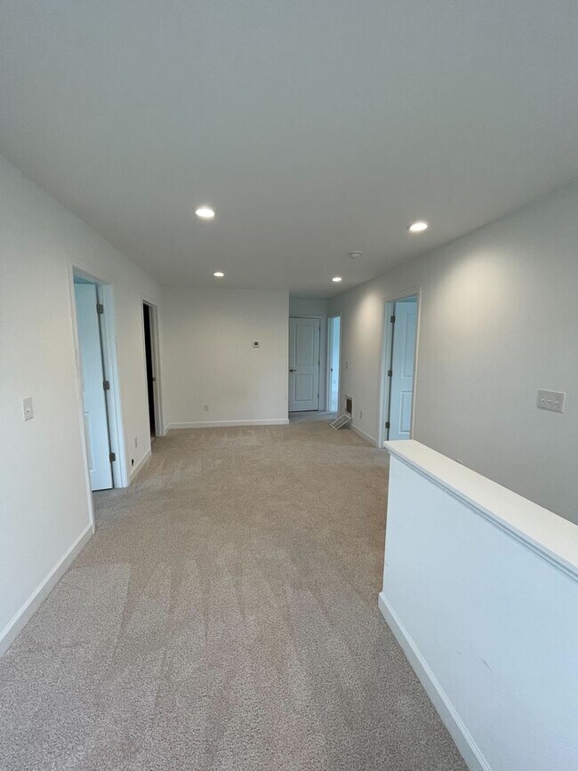 Building Photo - Spacious Home in Westhill Community