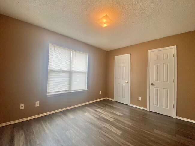 Building Photo - 3 bed 1.5 bath now available.