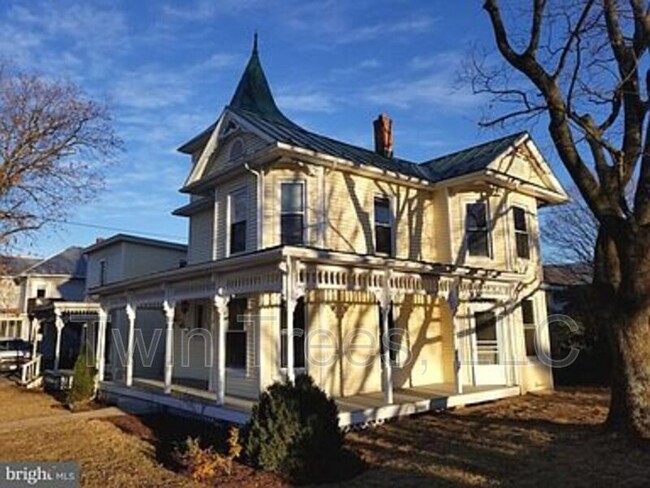 Primary Photo - 5752 Main St