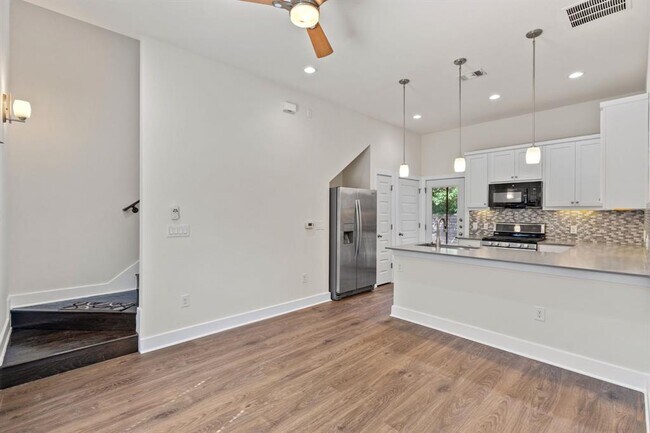 Building Photo - 720 Pedernales St