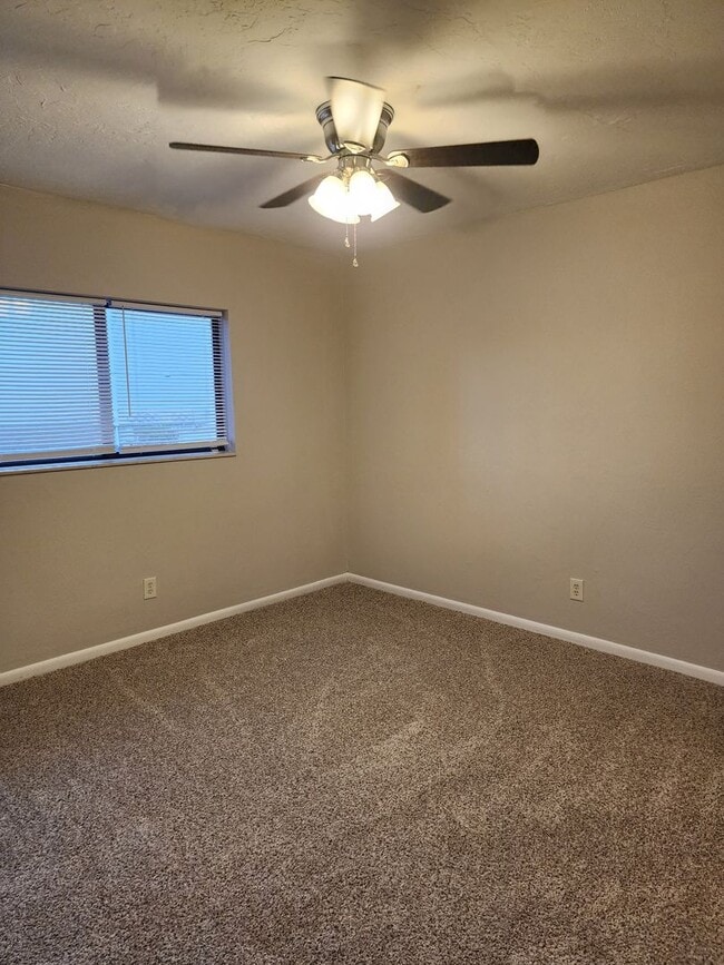 Building Photo - ** Available now** 2 Bedroom/2 Bath Condo on Southside close to Truman