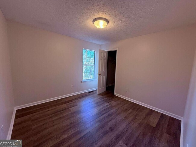 Building Photo - 4825 Red Oak Dr