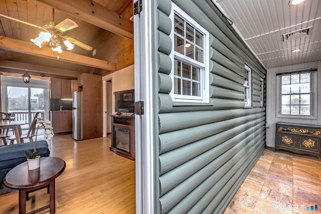 Building Photo - 10 Old Pinewood Trail