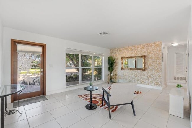 Building Photo - 1001 SE 5th Ave