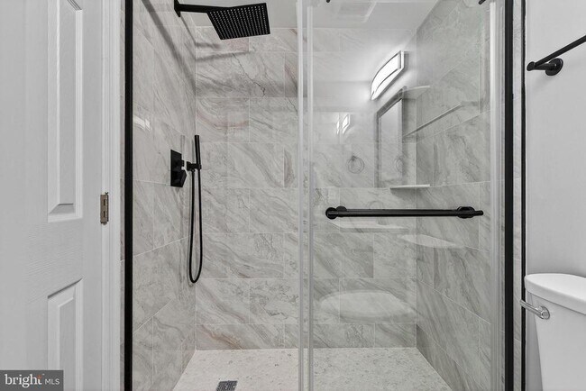 Building Photo - 2403 Kingsway Rd