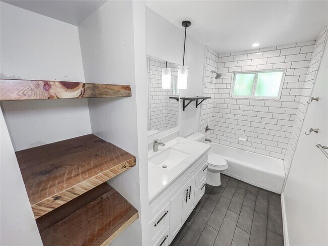 Building Photo - 5923 Dawnridge Dr