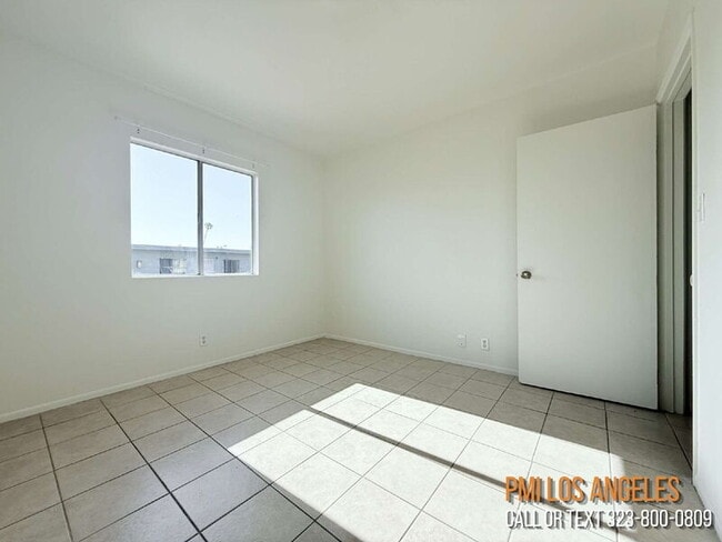 Building Photo - 943 W 68th St