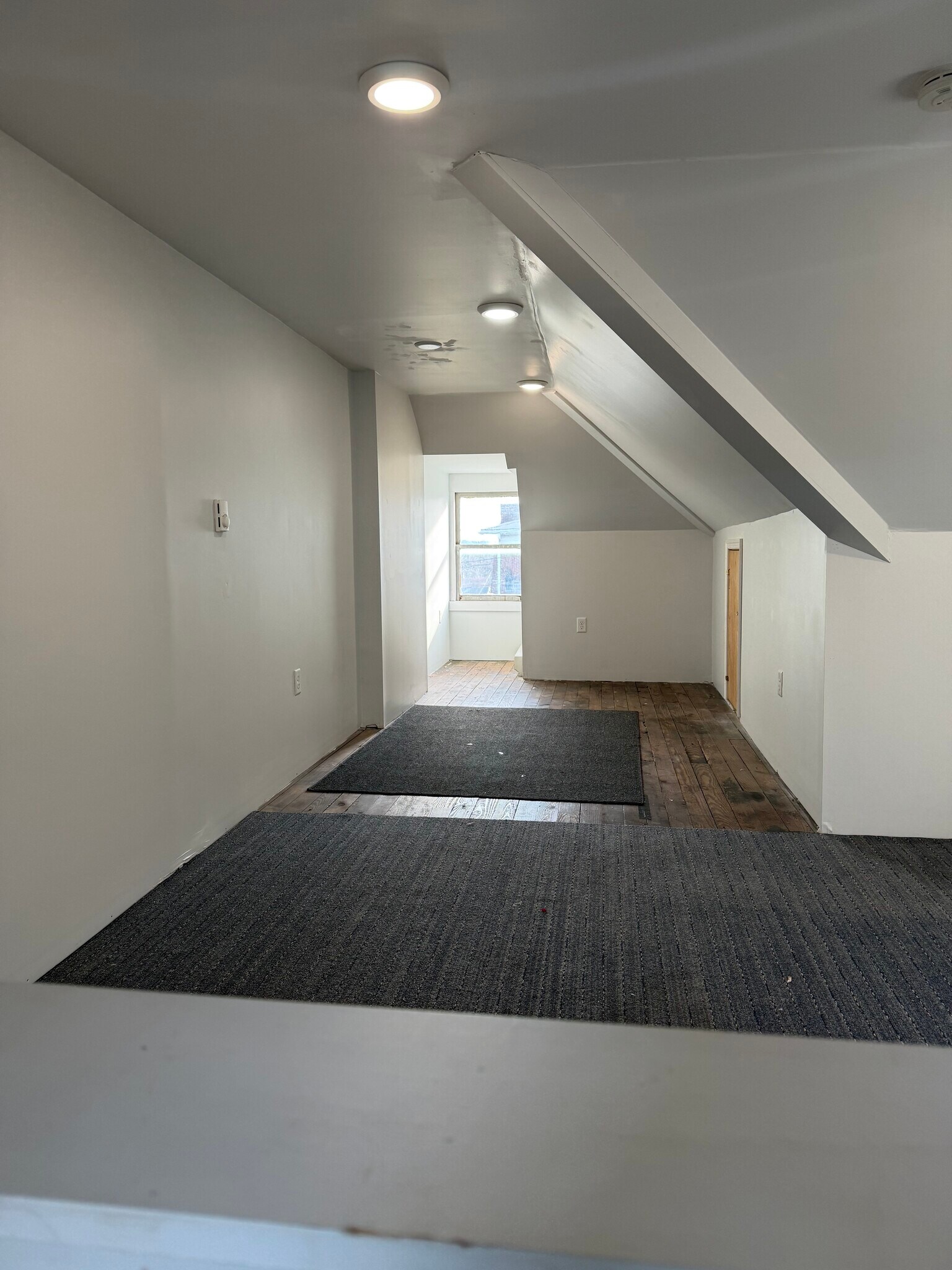 Building Photo - 321 Lincoln Way W