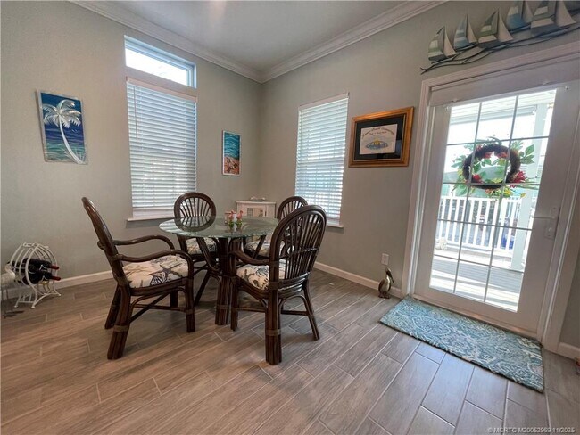 Building Photo - 118 NE Bay Dr