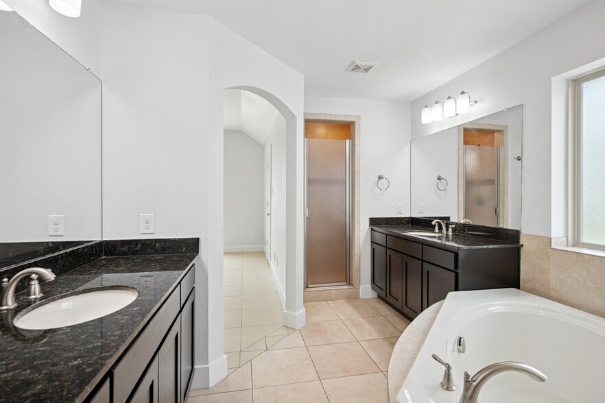 Building Photo - 5011 Manett St