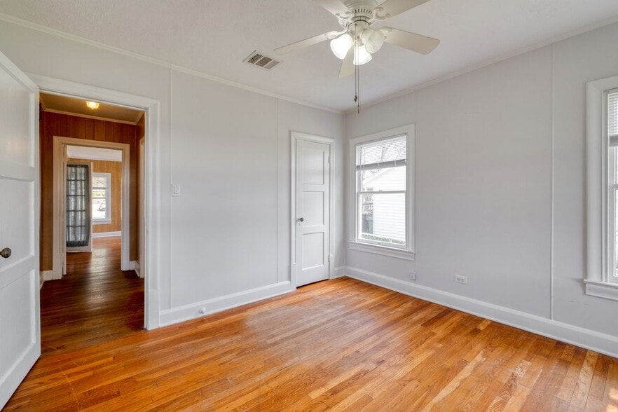 Building Photo - 710 N Ave H