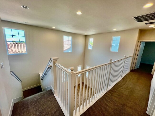 Building Photo - Lovely 4 bedroom 2.5 Bathroom Home in East...