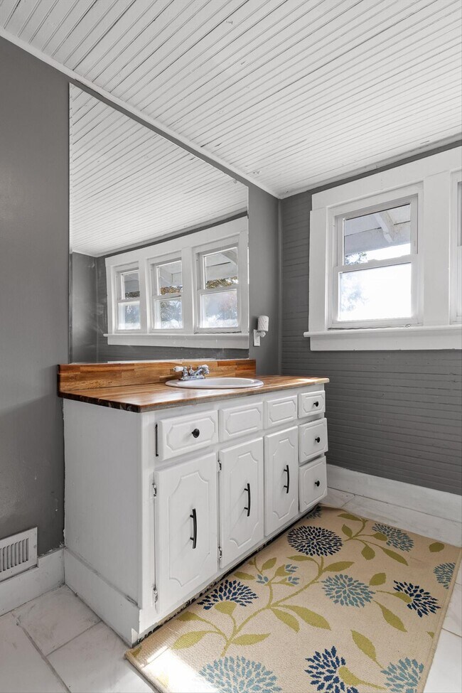 Building Photo - 207 Culberson Ave