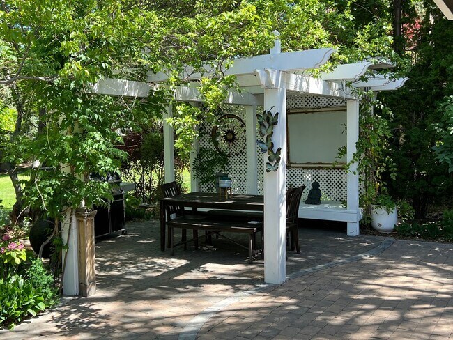 Building Photo - Gorgeous Lakeridge Shores Home Available Now