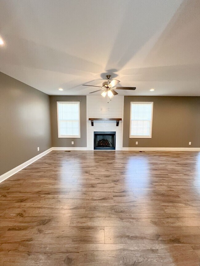 Building Photo - Stunning Single-Family Home! 2 Car Garage,...