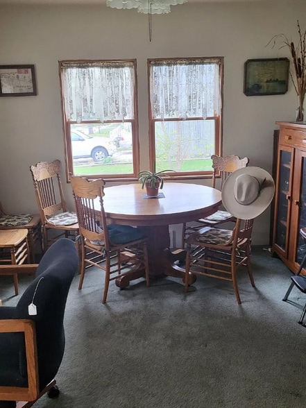 Building Photo - 200 N Sycamore Ave