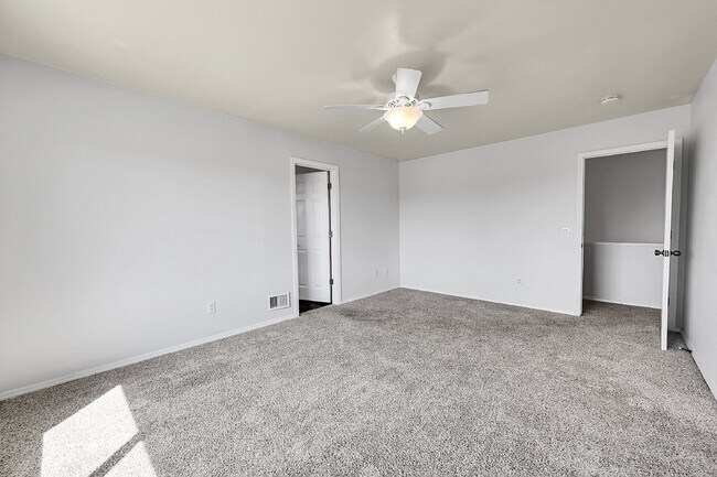 Building Photo - $2,995, 4 bed, 3.5 bath, located in Monume...