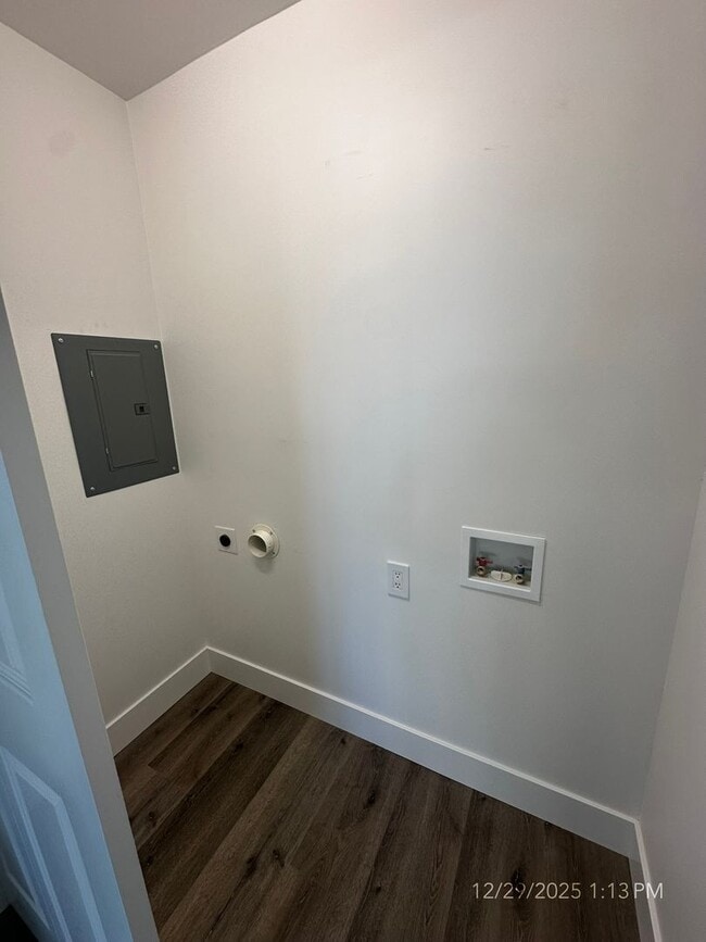 Building Photo - Brown 1403-1407