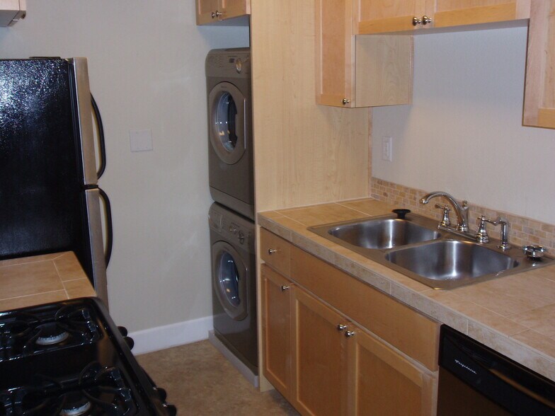 Kitchen - 701 NE 28th Ave