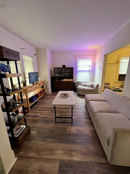 Living area - 185 Elmwood Ave
