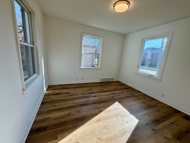 Building Photo - UPDATED 3 bed, 2 1/2 bath in central Lincoln