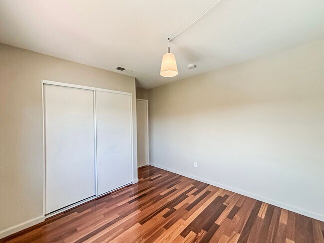 Building Photo - Beautiful 4BD/2.5BA House in Eastlake W/ O...