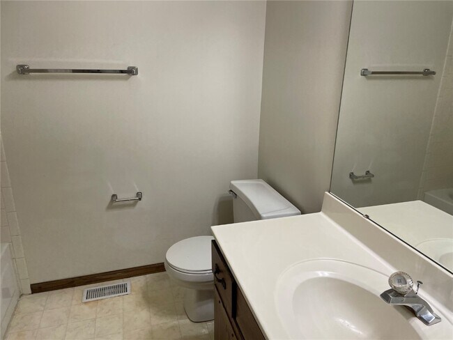 Building Photo - 14 Twin Oaks Dr